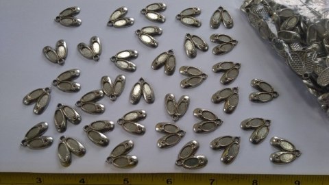 Zawieszka metalowa oksydowana 2X1,6cm BUCIKI 25szt